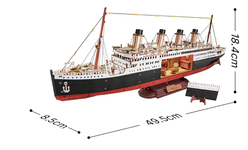 Model of the Titanic with dimensions indicated on a white background