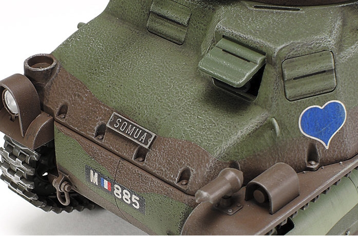 Close-up of a model tank with 'SOMUA' and 'M 885' markings on a white background