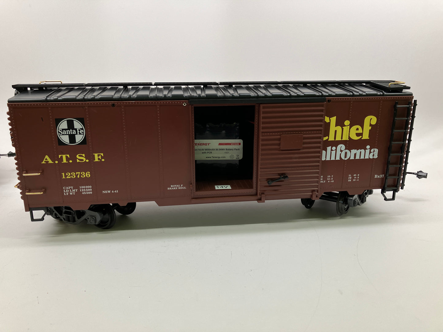 Aristo Craft Trains SD-45 with sound, battery power and radio remote control. USED