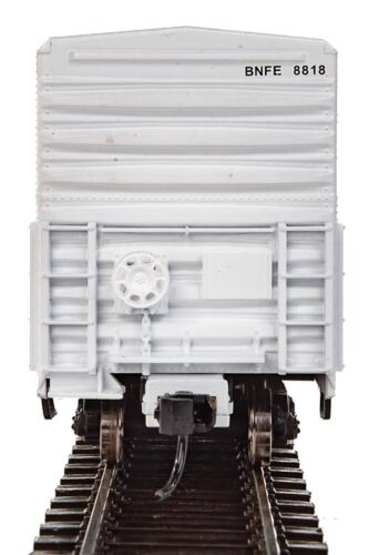 WalthersMainline (HO) Part # 910-3928 57' Mechanical Reefer - Ready to Run -- Burlington Northern BNSF #8818 (white, black, BN Logo)