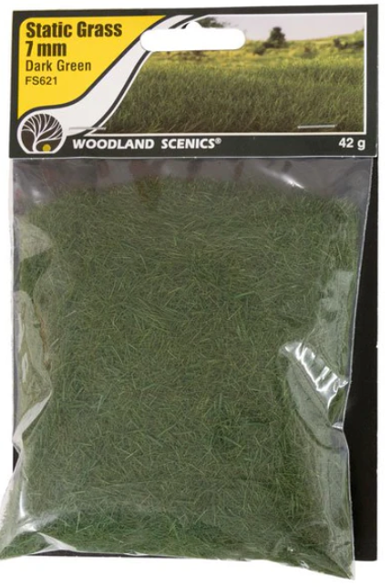 A package of Woodland Scenics FS621 Static Grass in dark green, weighing 42g, designed for model train use.
